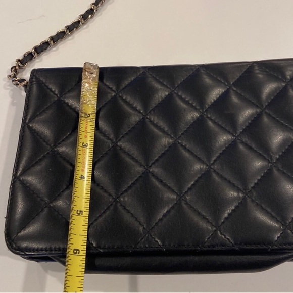 Vintage black quilted leather cc bag with red lining and chain strap - Picture 9 of 13